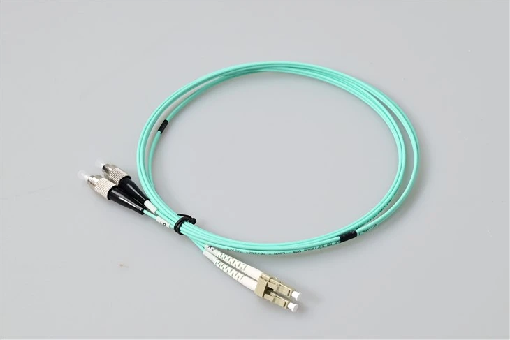 LC UPC għal FC UPC OM3 Multimode Duplex Patch Cable - G657A1 Liwja Insensittiva, 10mm Min. Raġġ tal-liwja, 2.0mm LSZH